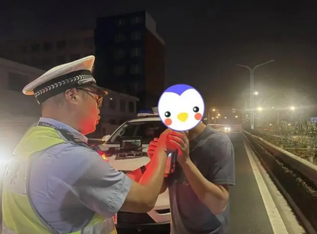 吃完兩顆“楊梅”開車，臺州一男子攤上事了！交警一查還有大問題！